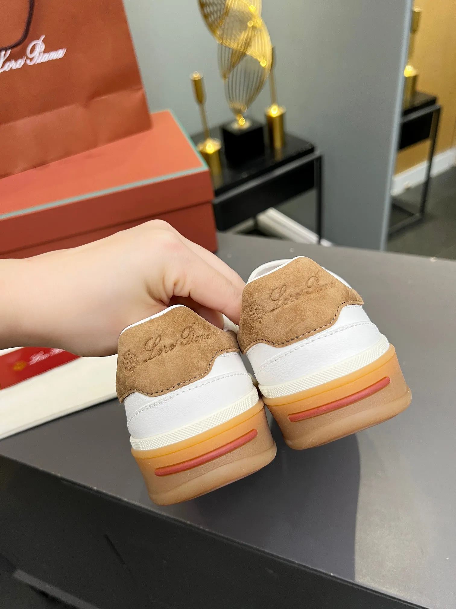 Men's shoes 💰600 purchasing agent, high version 🦅⛳️ Italy [Loro Piana] Tennis walk series LP couple's moral training shoes casual sports shoes sneakers 🎁🎁 Original purchase development and production This new suede tennis shoe adopts an ultra-low design, suitable for wearing all year round 👫👫 The wrapped sole creates an effortlessly attractive color combination that harmoniously blends functionality with understated style, making it the ideal shoe for urban wear. Soft calfskin tongue with Kummel color insert at the heel, cotton lace upper with embossed LP logo, cowhide suede sole, rubber-lined calfskin ✦Upper: imported first-layer cowhide➕customized original cowhide ✦lining: cowhide lining➕cowhide insole ✦sole: original molded TPR ultra-light outsole ✦packaging: original complete package ✦Female size: 35--40 ✦Male size: 39--45